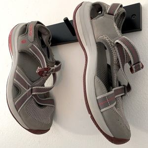 Teva Women's Omnium Sandal (older version) 5.5